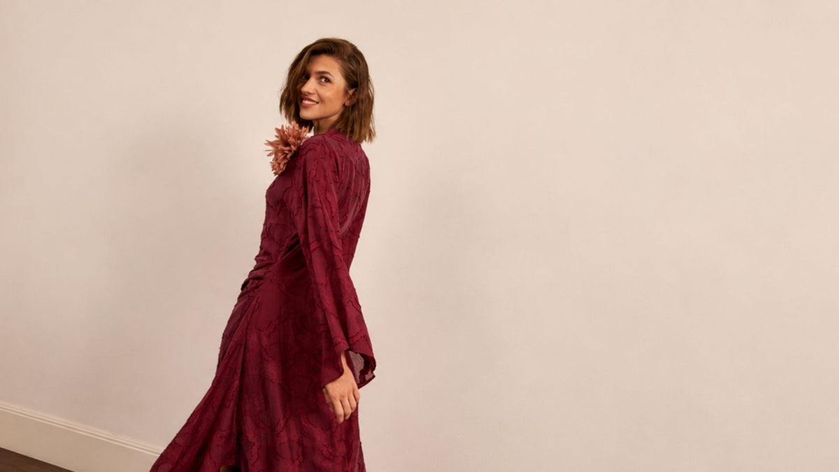 Look de invitada embarazada para una boda de otoño-invierno 2026