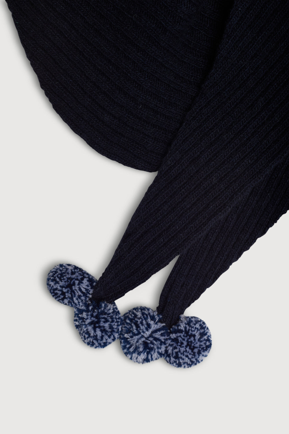 Bandana azul-marinho com pompom