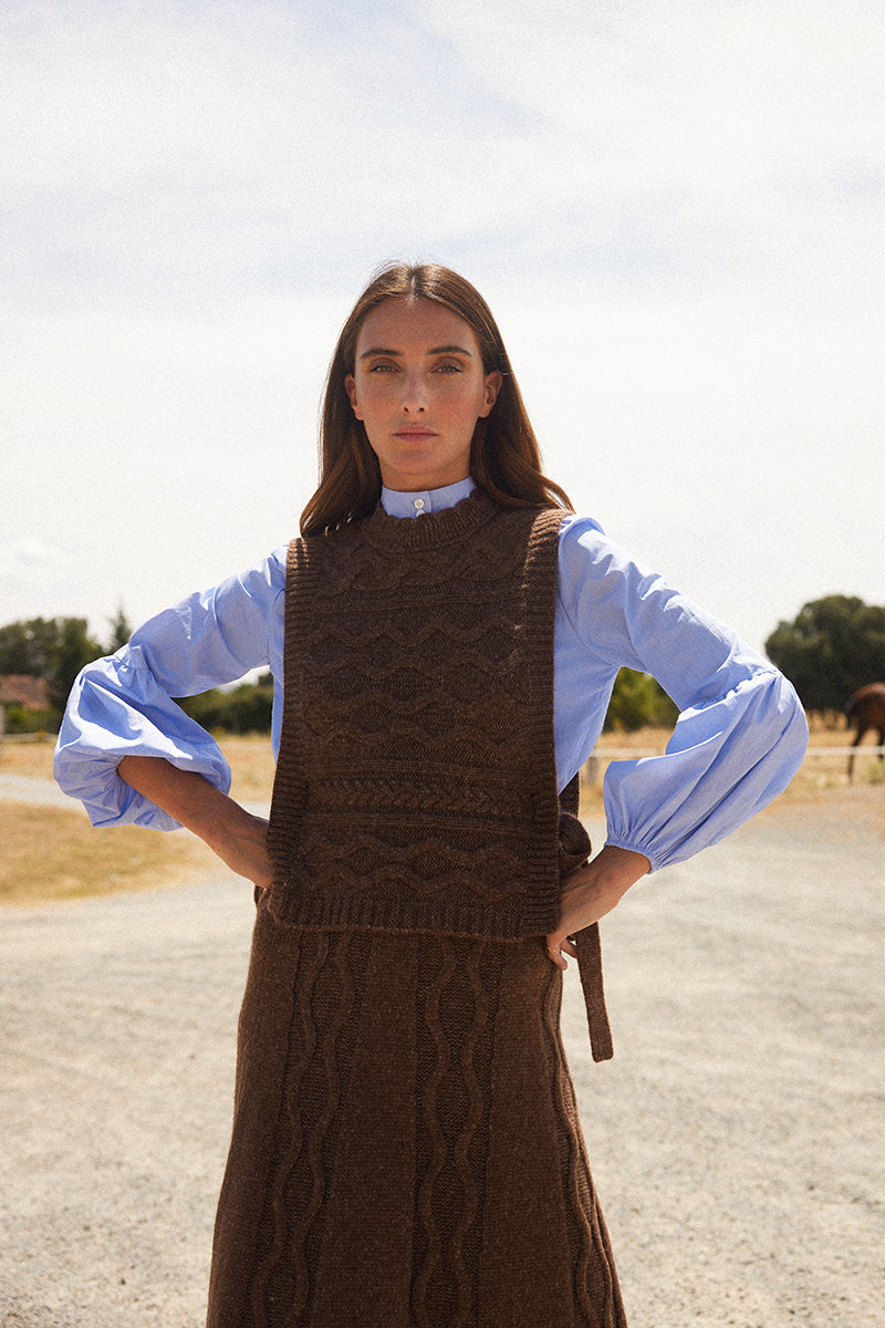 Saia castanha de oito peças