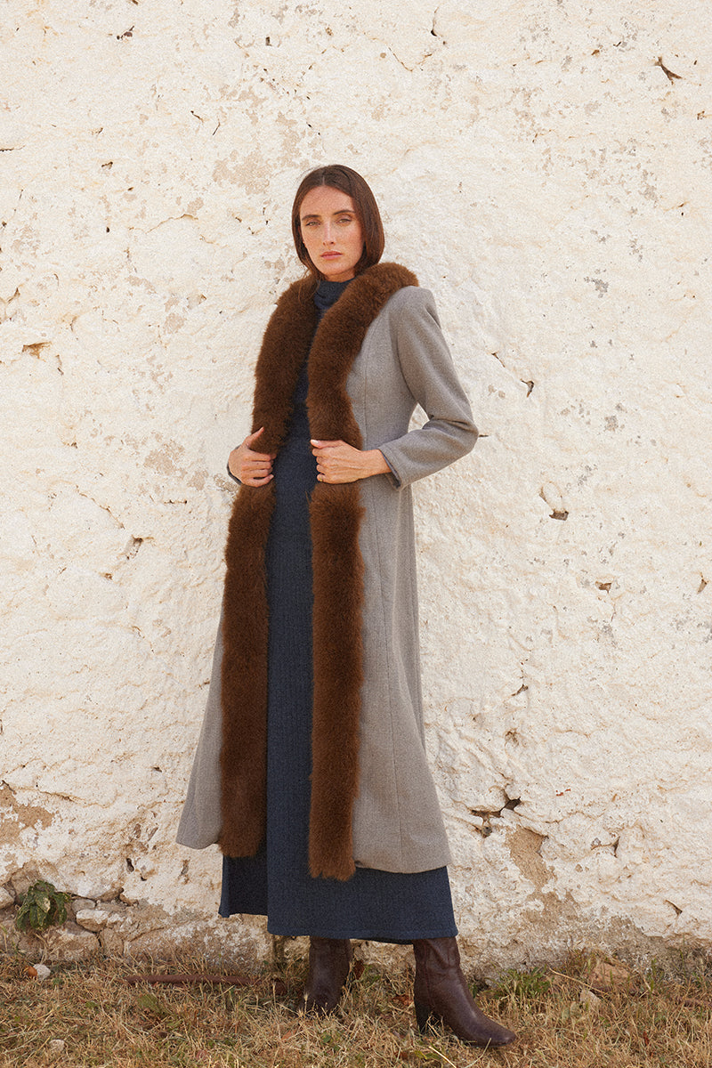 Abrigo-largo-gris-para-mujer-elegante 3