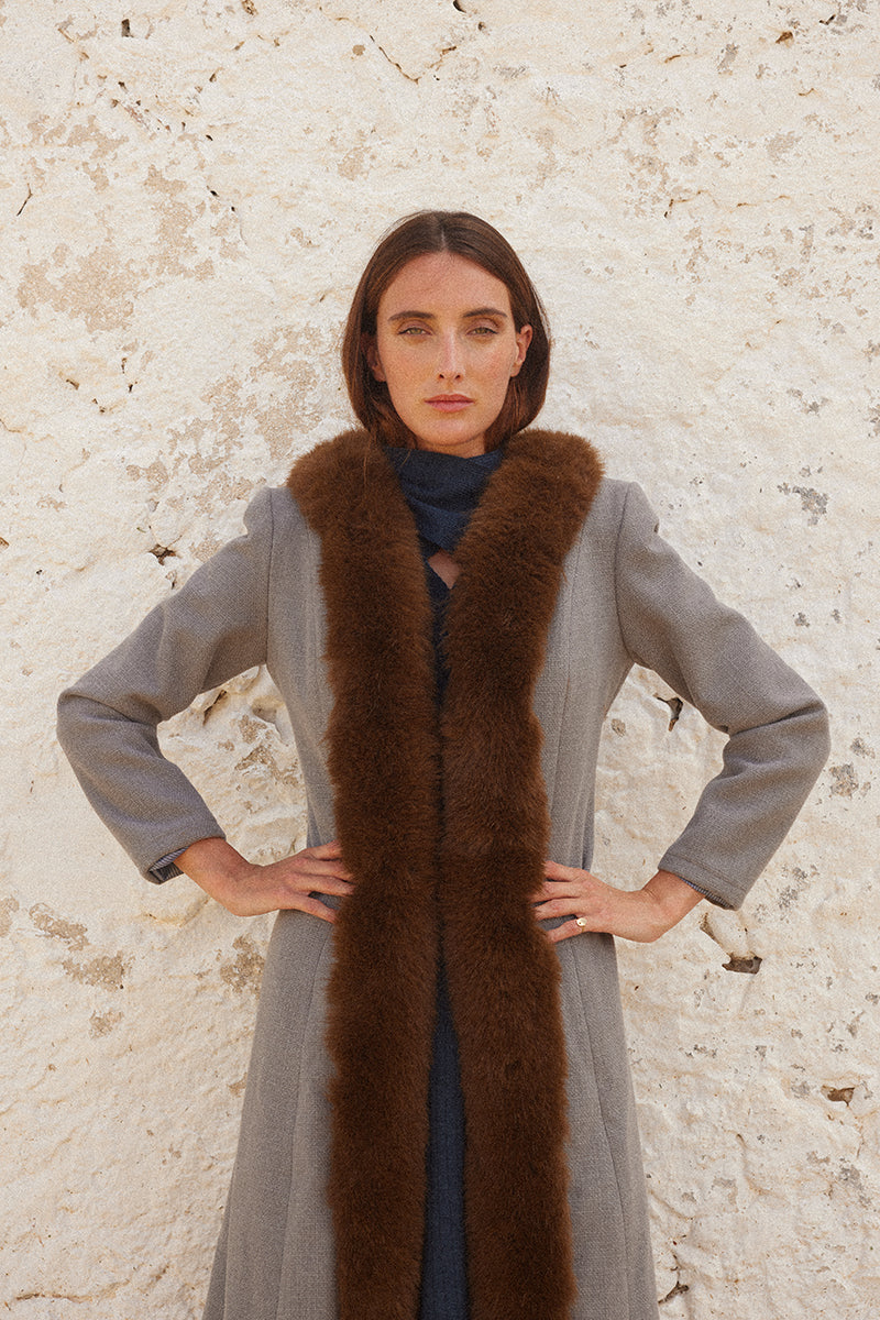 Abrigo-largo-gris-para-mujer-elegante 4