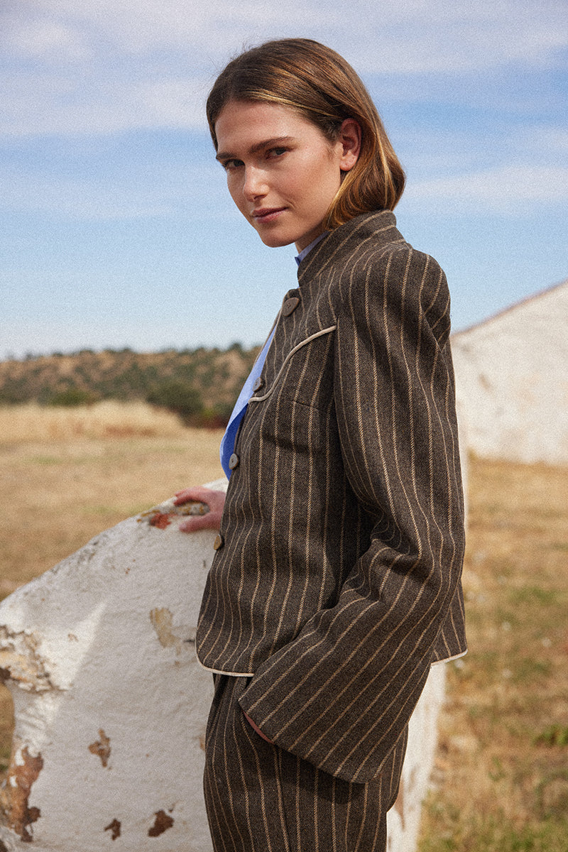 Chaqueta-marrón-mujer-elegante 2