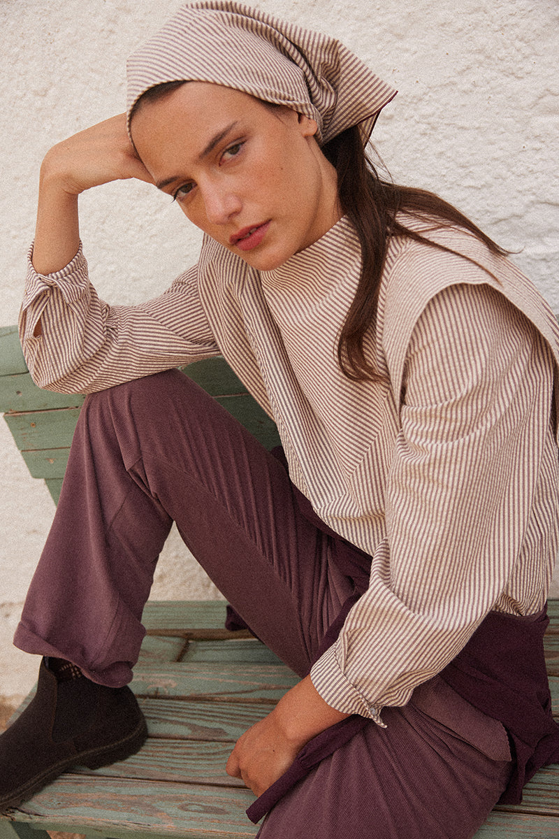 Camisa-burdeos-mujer-con-estampado-bandana 6