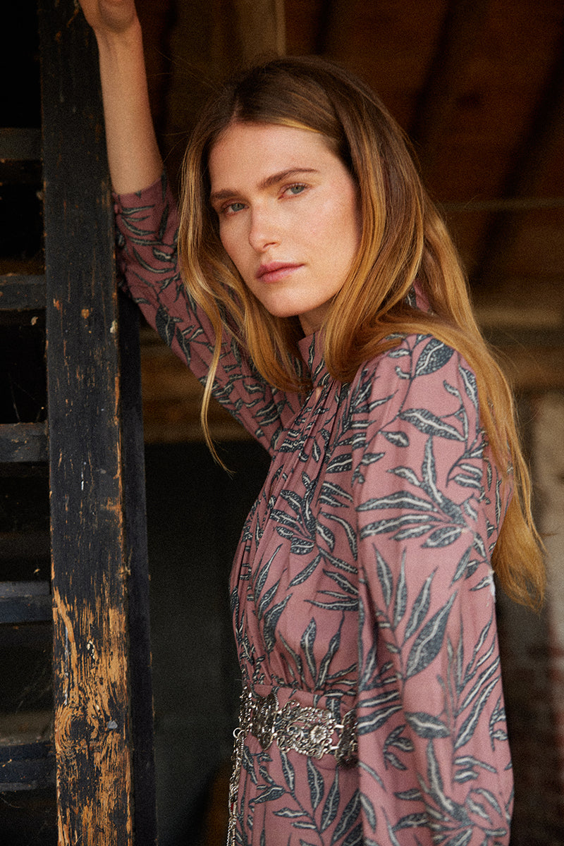 Vestido midi rosa con estampado de hojas