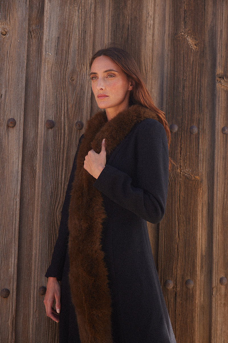 Abrigo-largo-negro-para-mujer-elegante 4