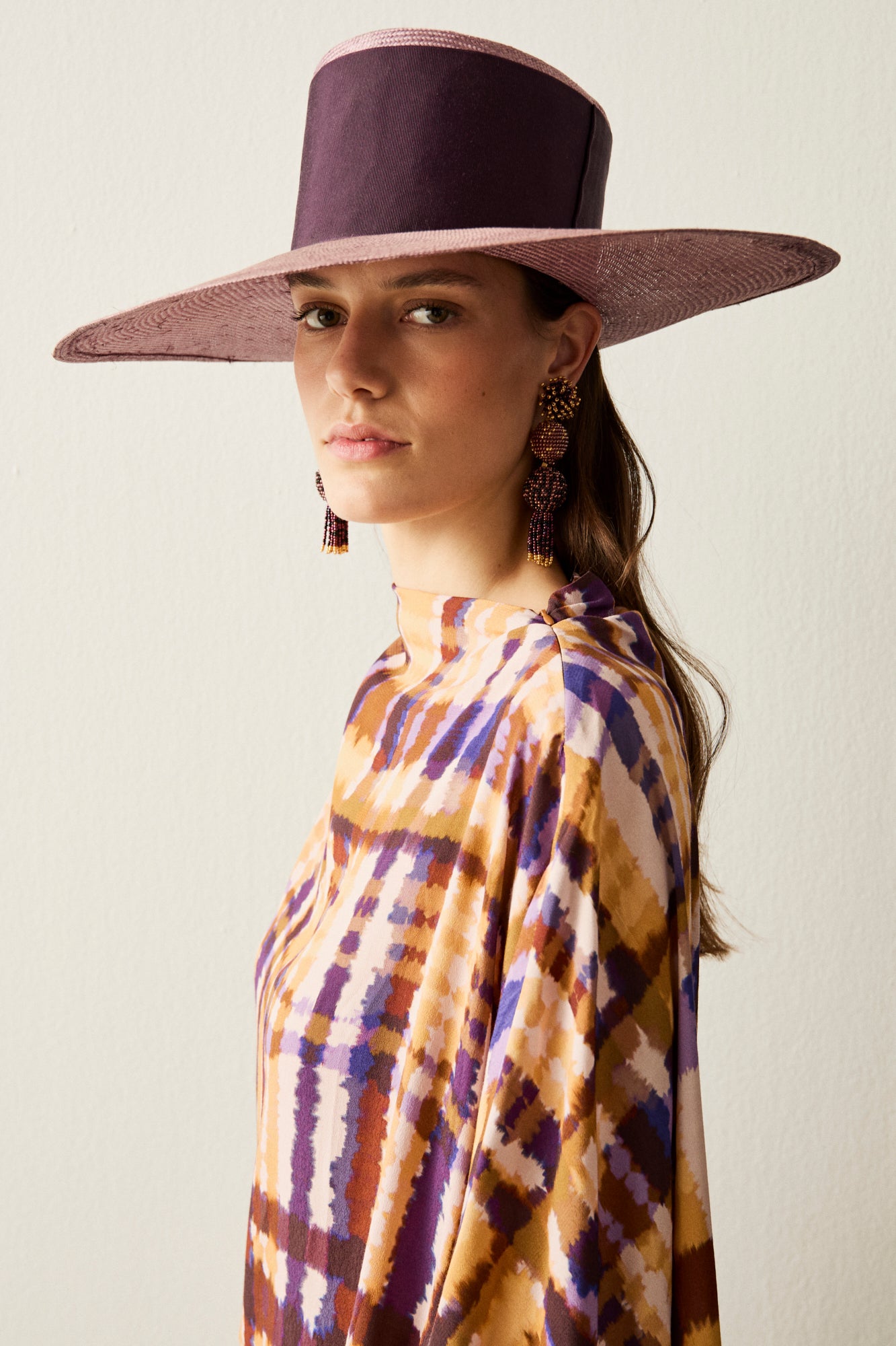 Blusón largo asimétrico de una manga estampado. Ttiene lazo en el lateral para ajustar a la cintura.