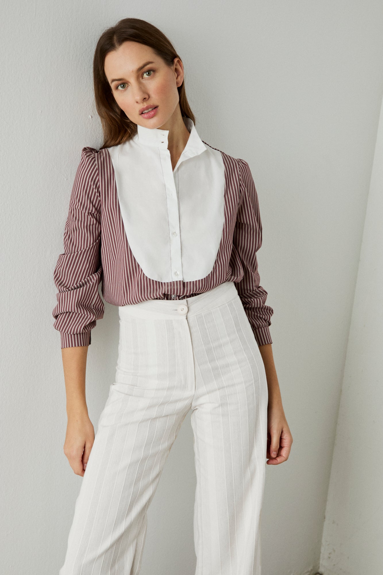 Camisa de rayas color burdeos y detalles en blanco