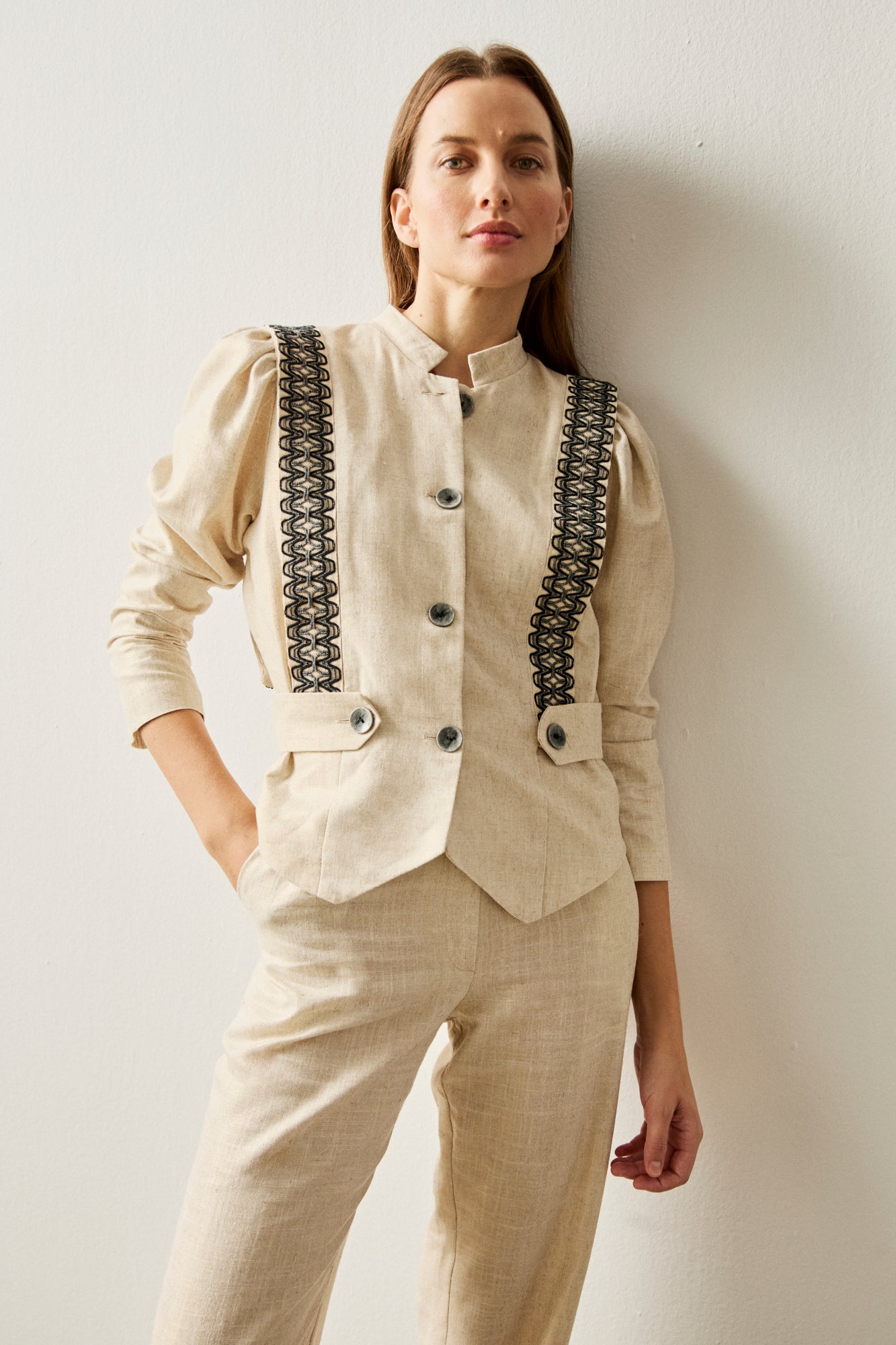 Chaqueta en color crema con hilatura dorada y manga larga abullonada.