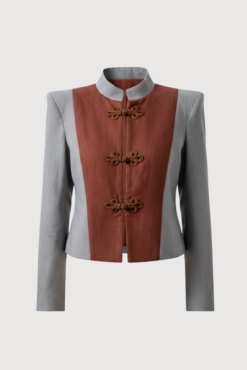 Chaqueta bicolor con cuello mao y hombreras en color gris. Detalle de chaleco a contraste en color marrón.