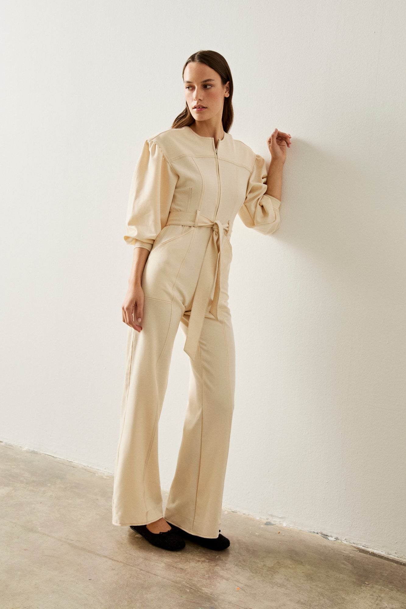 Mono color crema largo, con lazada y cremallera