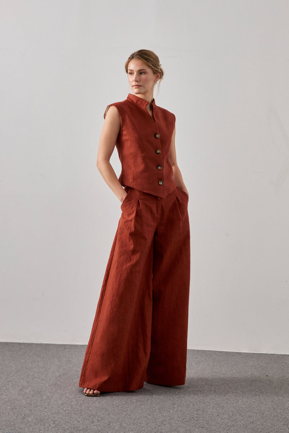 Pantalón palazzo con pinzas en color caldera. Este pantalón de talle alto está confeccionado en lino y algodón.