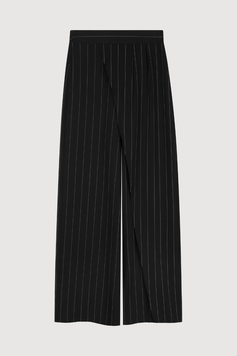 Pantalón de corte recto y talle alto con cinturilla en color negro con raya diplomática.