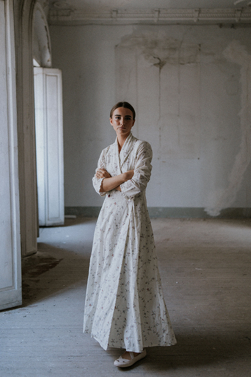 Bata-de-novia-blanca-con-flores-estampada-3