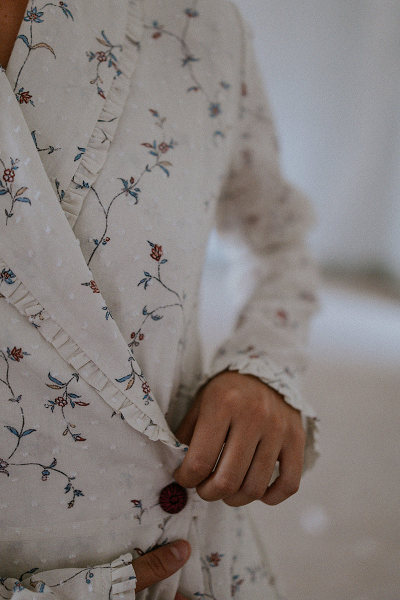 Bata-de-novia-blanca-con-flores-estampada-2