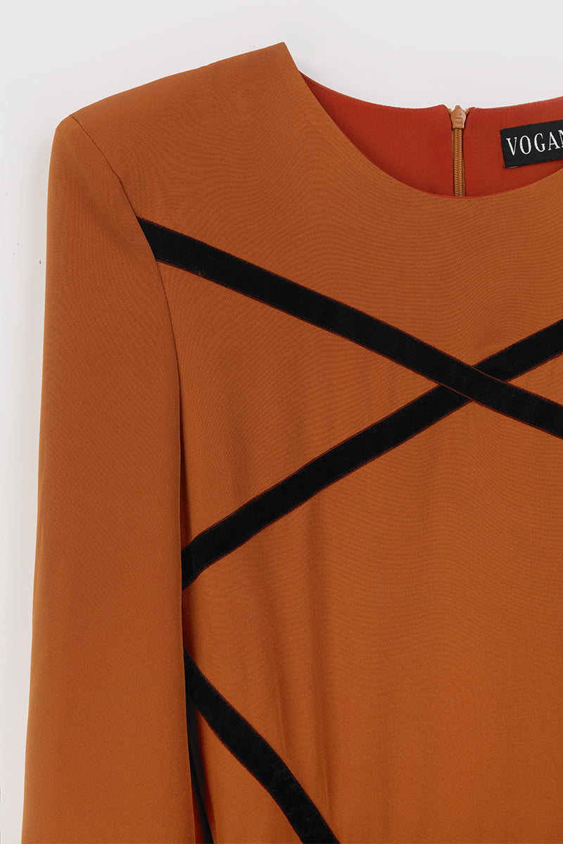 Vestido midi en color calabaza con detalles en terciopelo