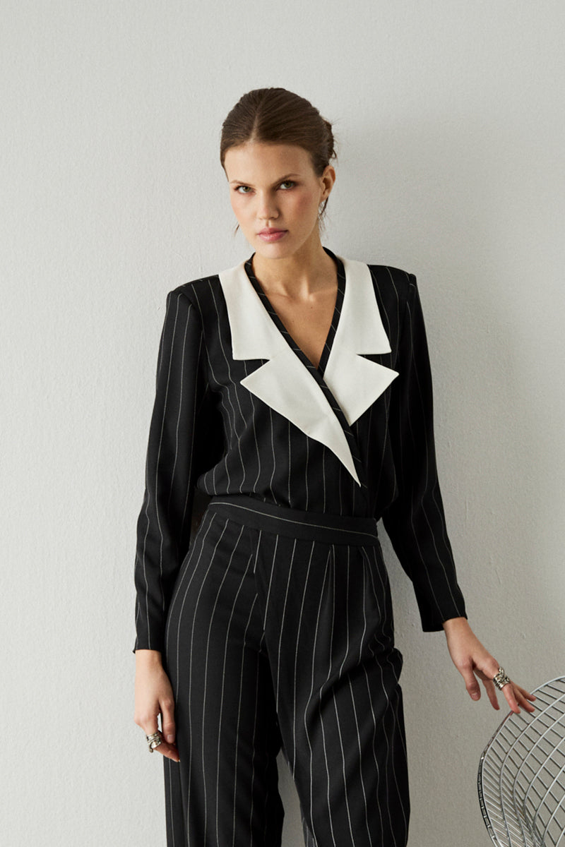 Blusa manga larga negra con raya diplomática