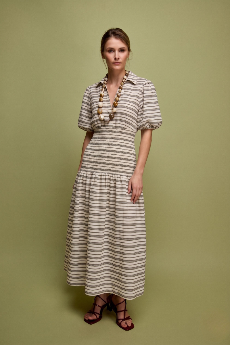 Vestido midi con rayas en tonos verdes con cuello camisero y manga corta engomada.