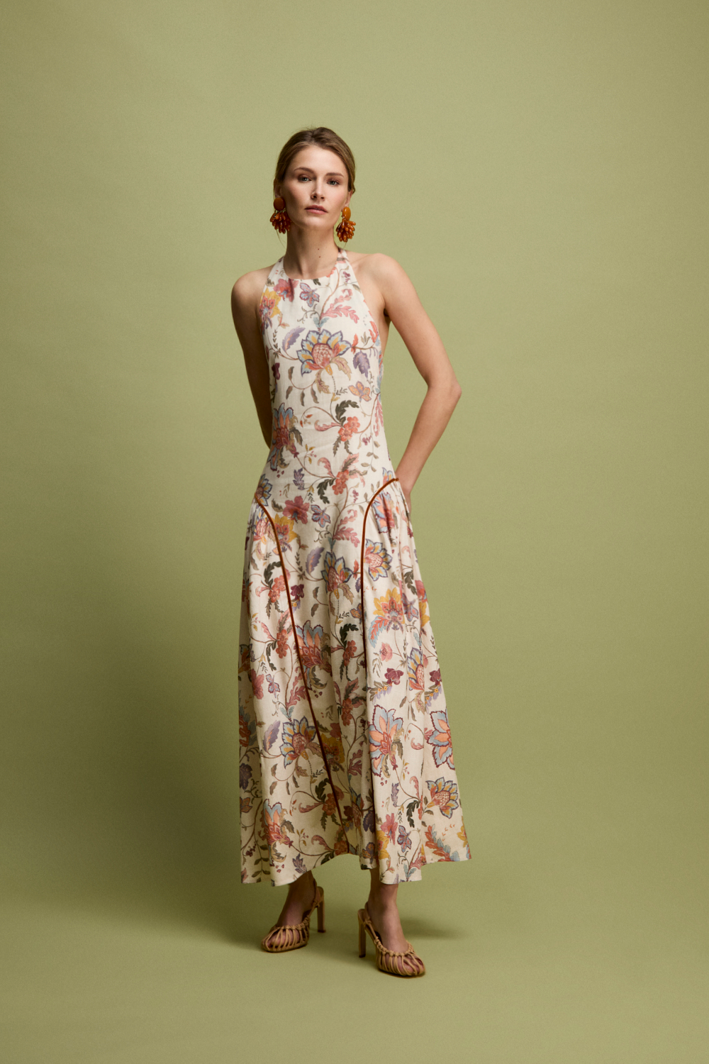 Vestido midi blanco con estampado de flores atado en cuello con doble botonadura. Este vestido tiene detalle de vivos a contraste en falda.