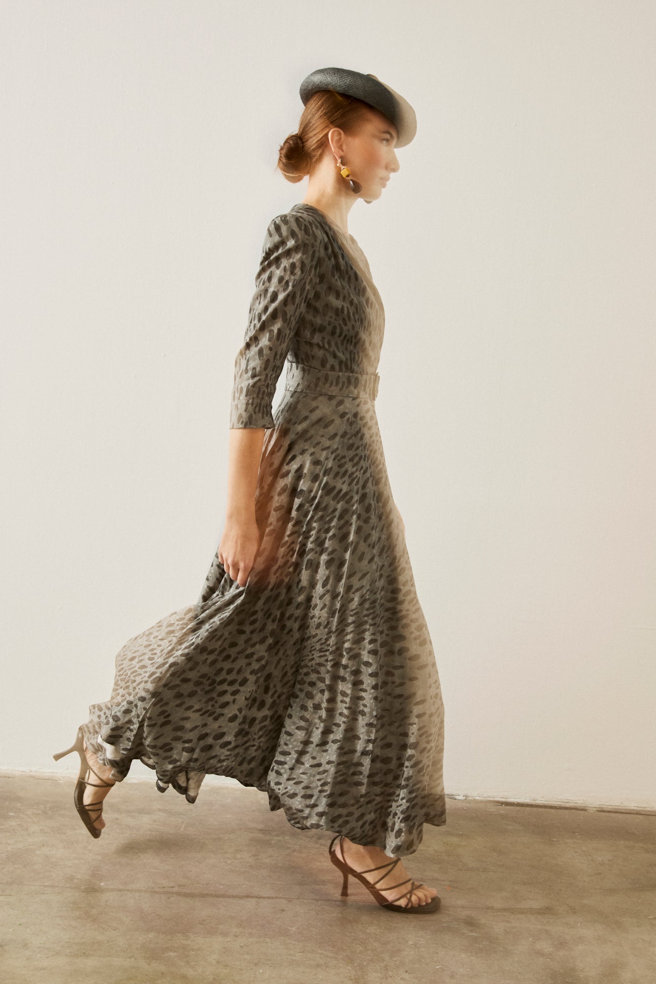 Vestido midi con manga tres cuartos en color gris con manchas negras.