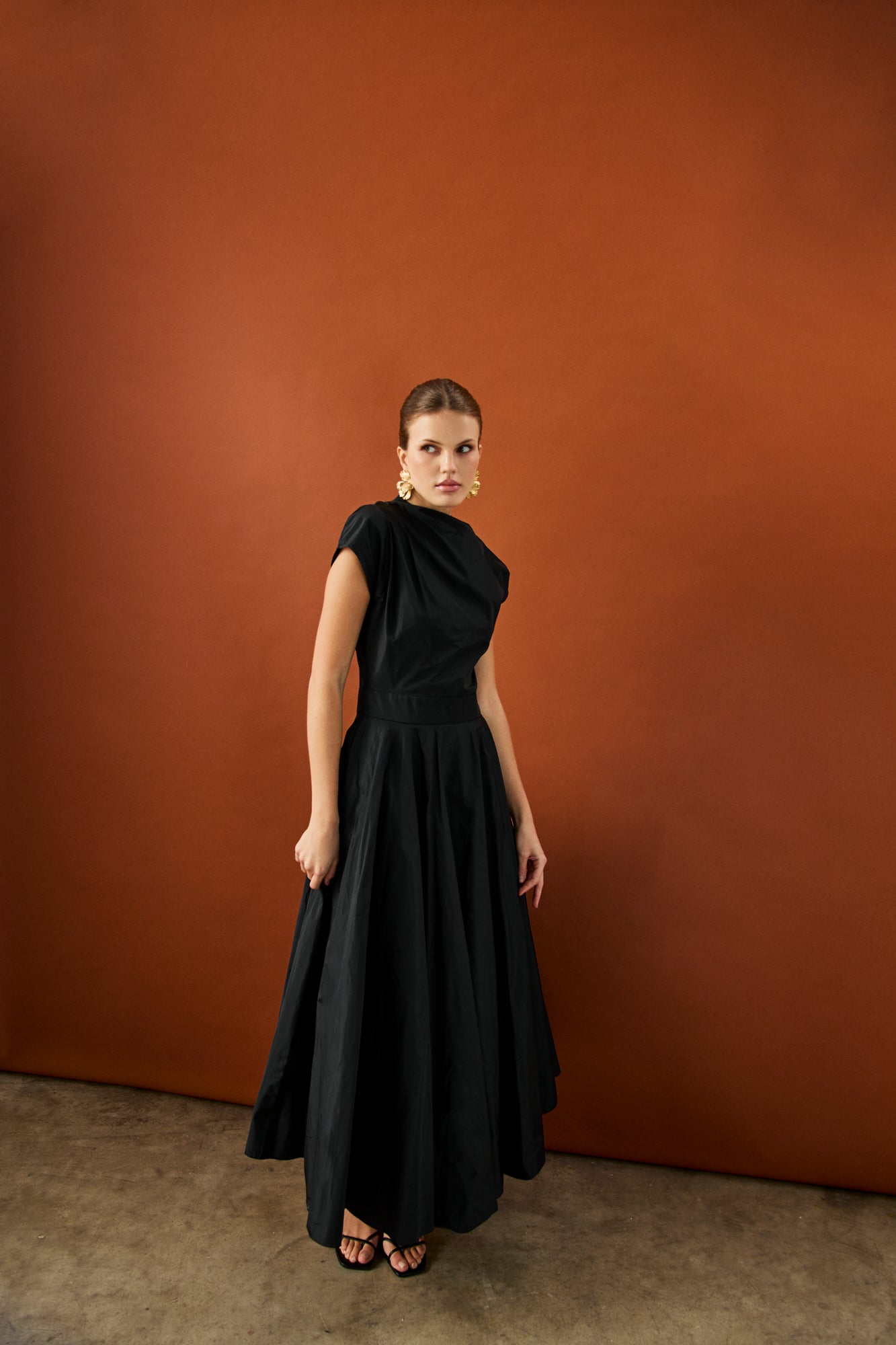 Vestido midi negro de escote a la caja y manga ranglan.