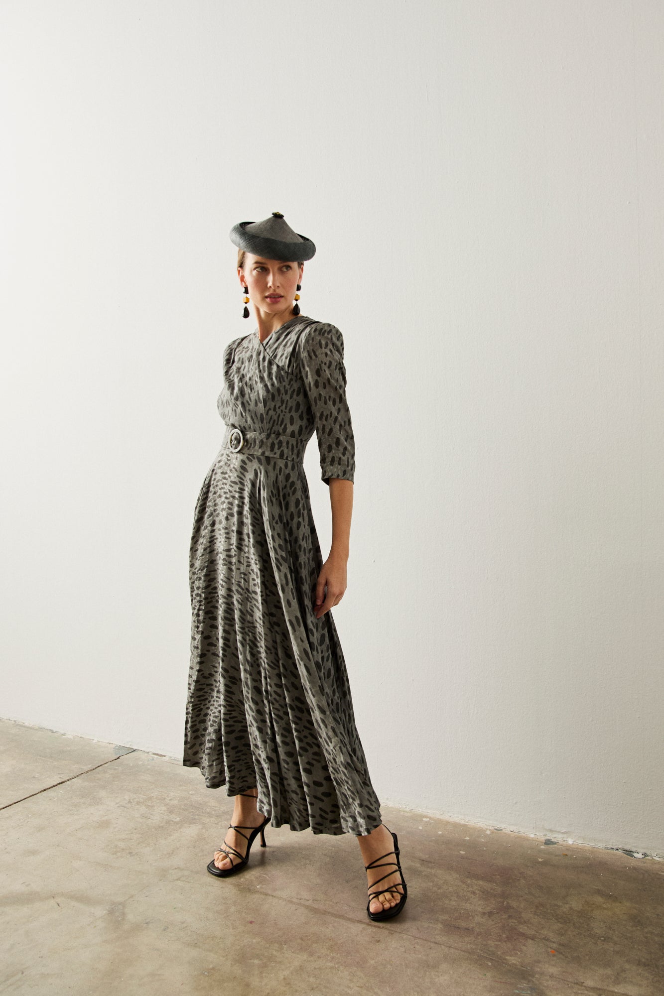 Vestido midi con manga tres cuartos en color gris con manchas negras.