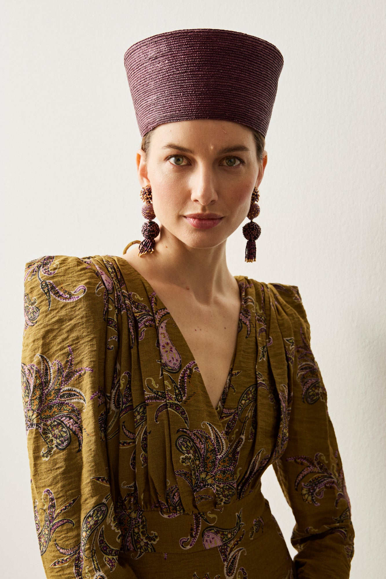 Vestido midi con manga larga estampado en color verde oliva.