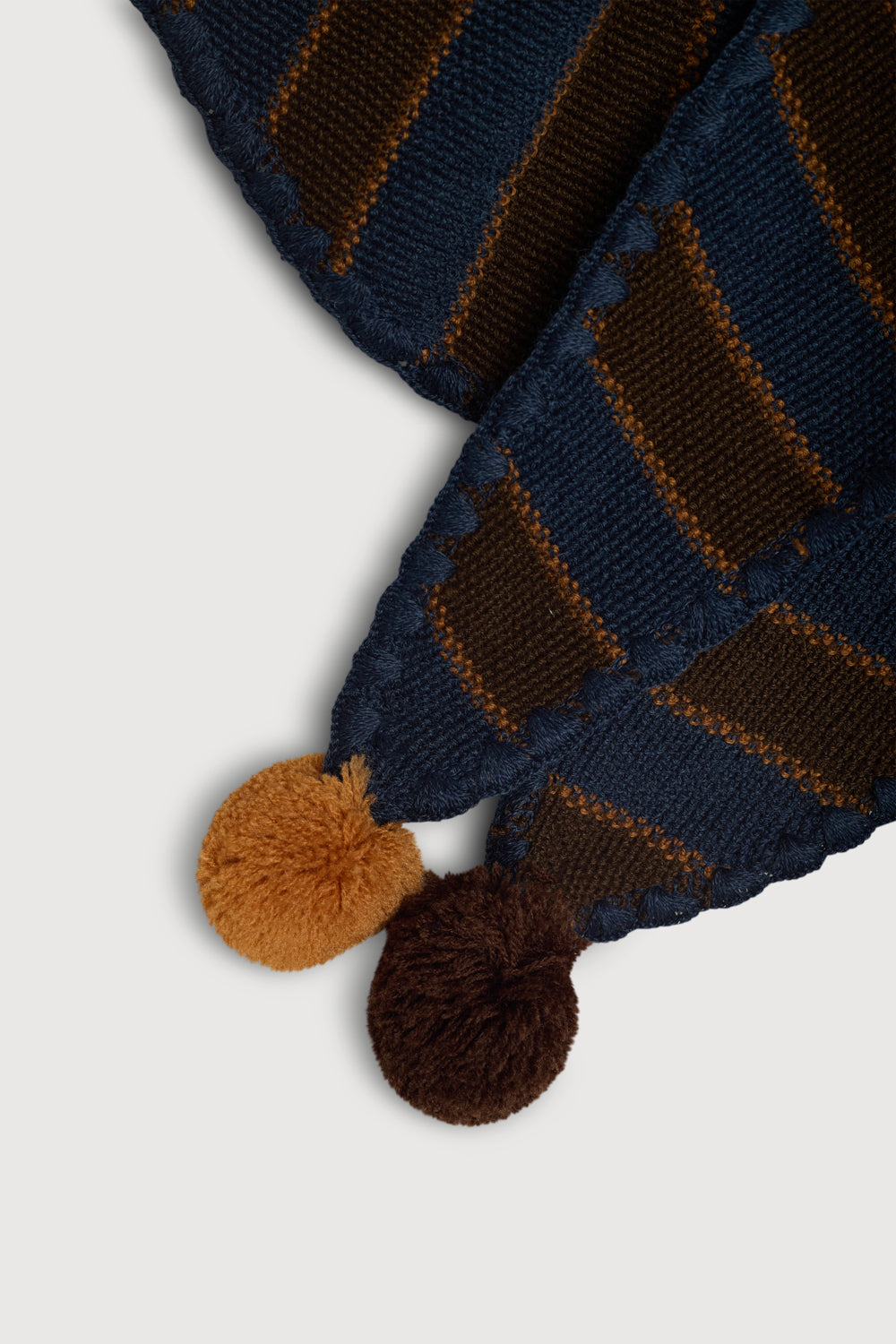 Bandana às riscas com pompom