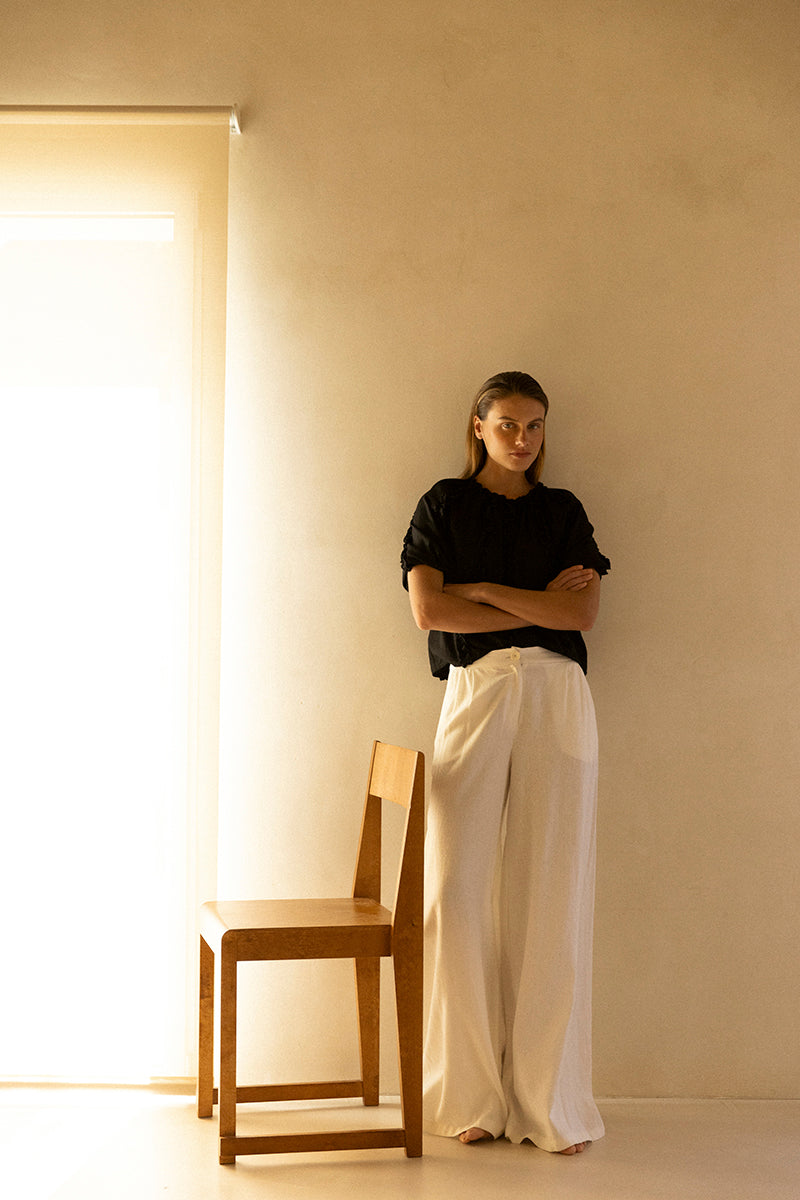 Blusa de lino negra con volantes fruncidos