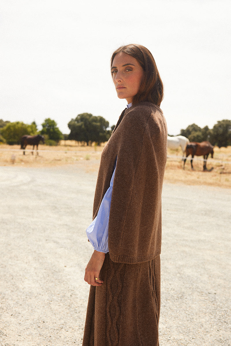 Capa de malha castanha