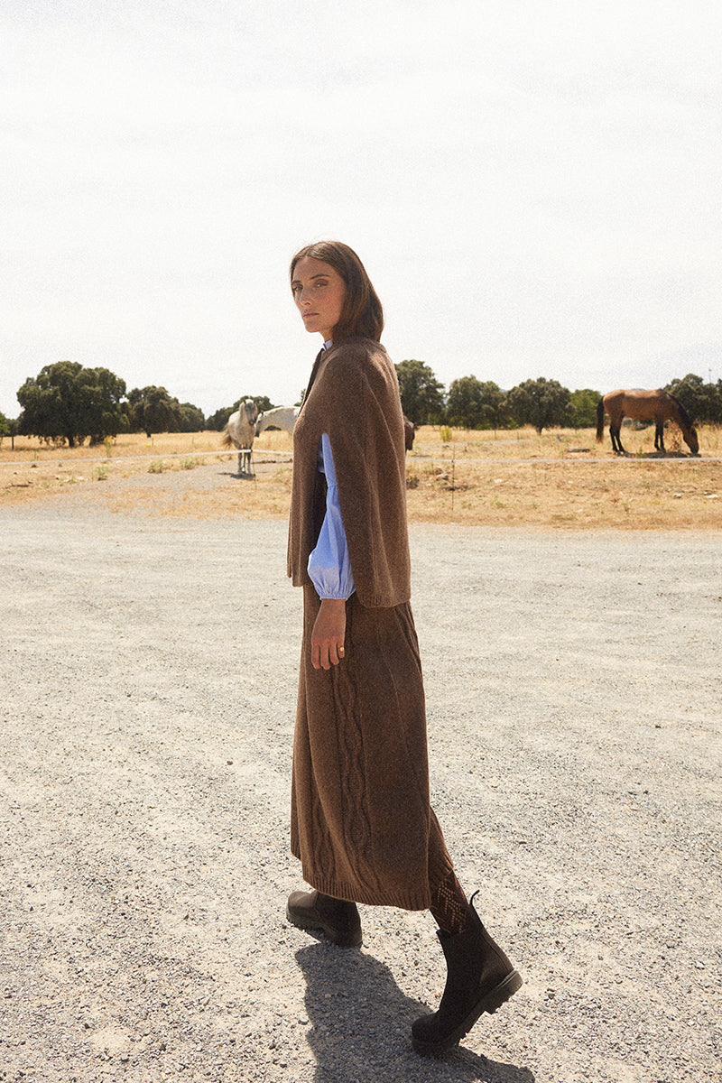 Saia castanha de oito peças