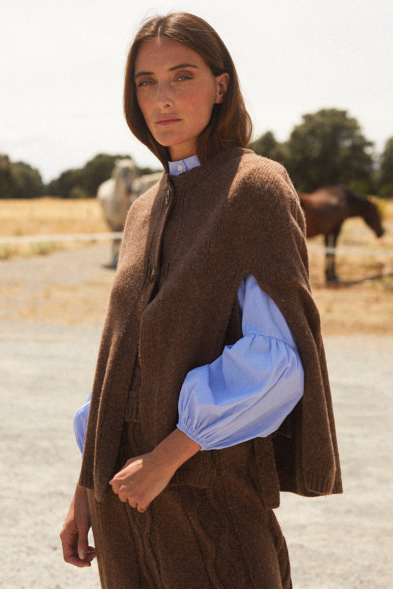 Capa de malha castanha