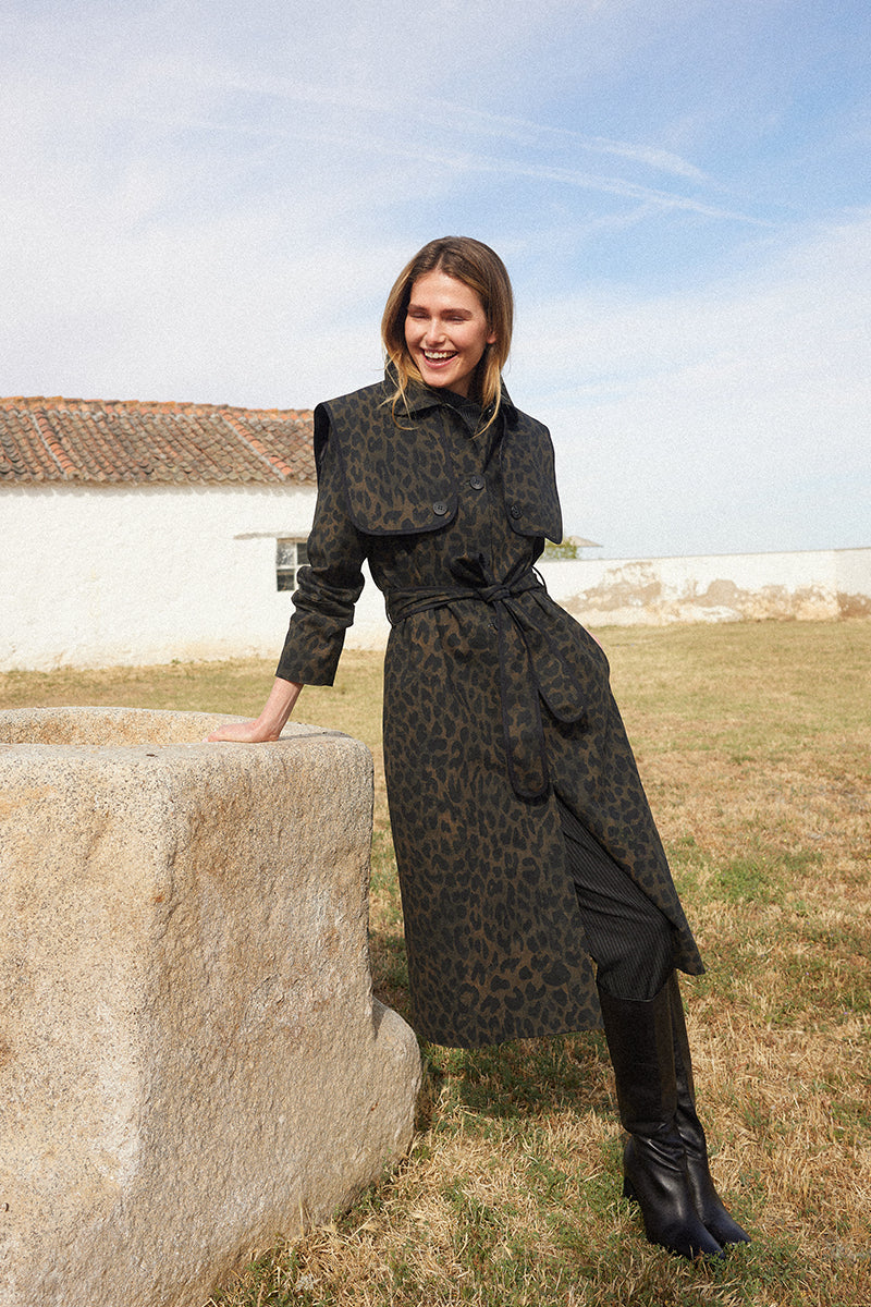 Gabardina midi animal print 