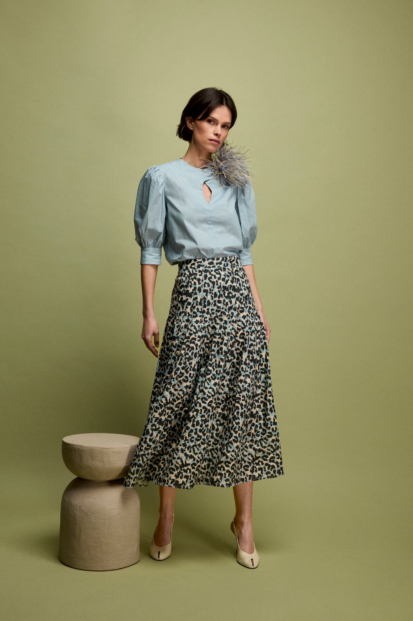 Blusa de algodón en color celeste con manga corta abullonada y puño ajustado.