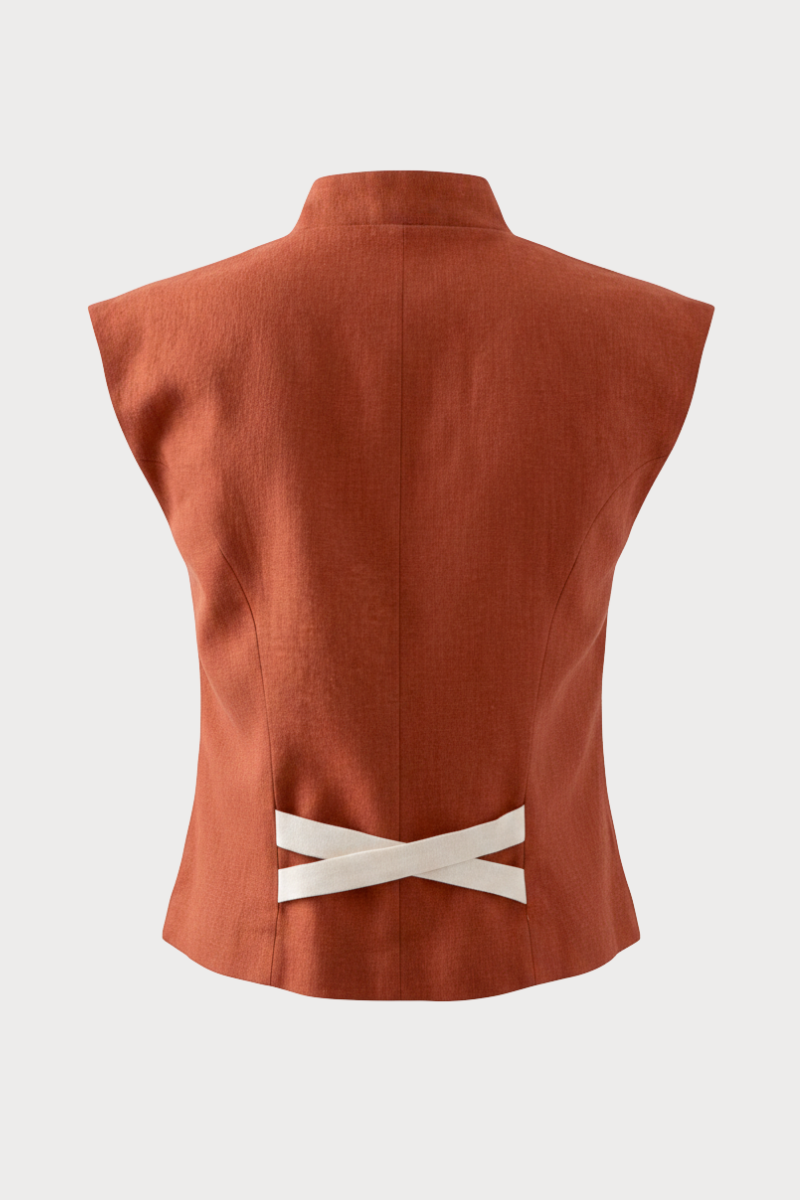 Chaleco en color caldera con cuello mao y detalle a contraste en espalda. 