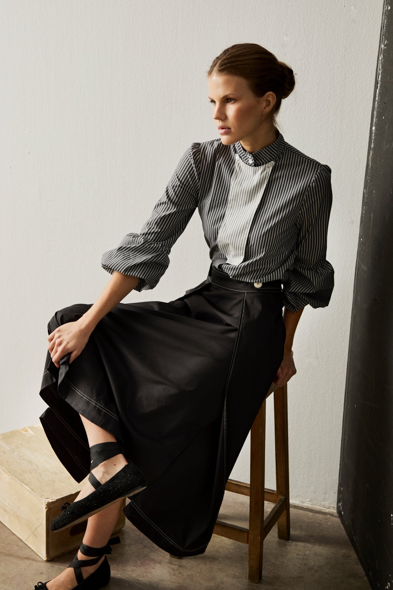 Falda midi negra con botones y costuras en blanca