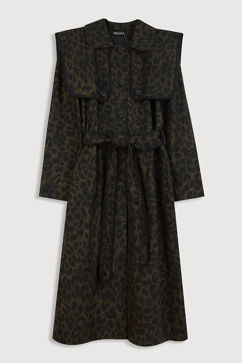 Gabardina de estampado animal print con detalle de vivos a contraste en color negro. 