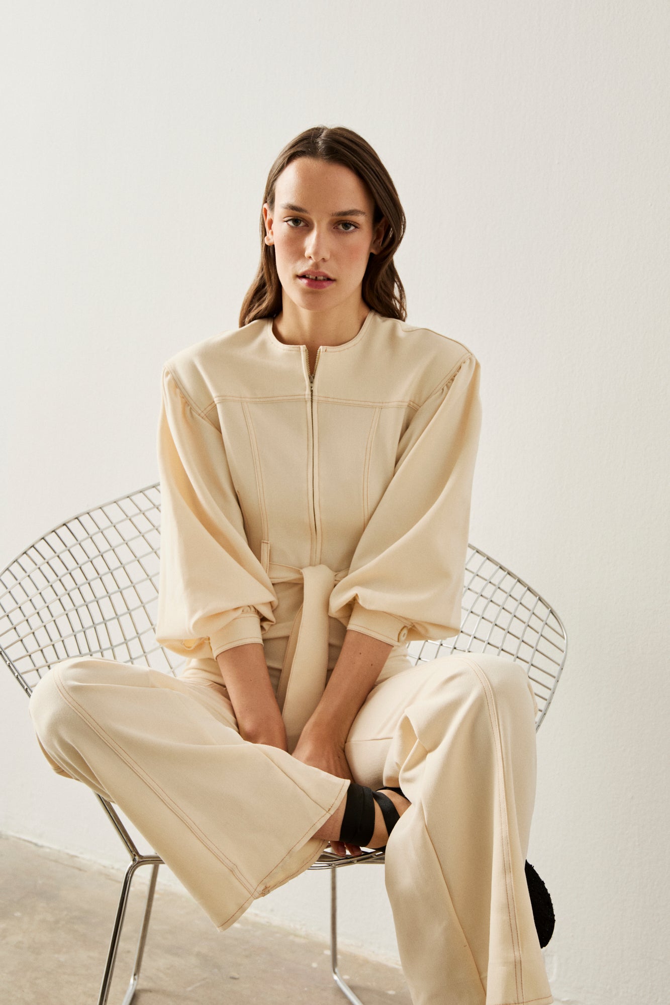 Mono largo color crema con manga abullonada y ajustado en la parte inferior