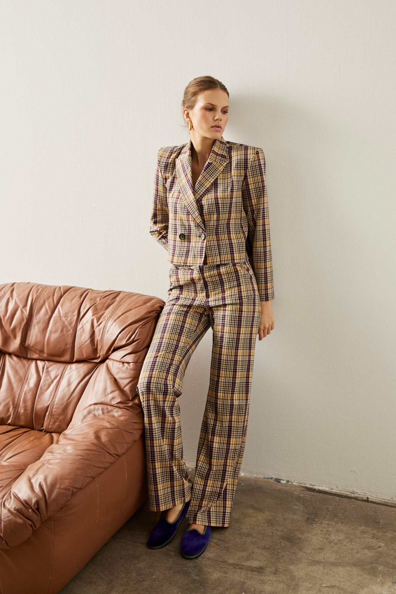 Pantalón de pinzas y pernera recta con estampado de cuadros.