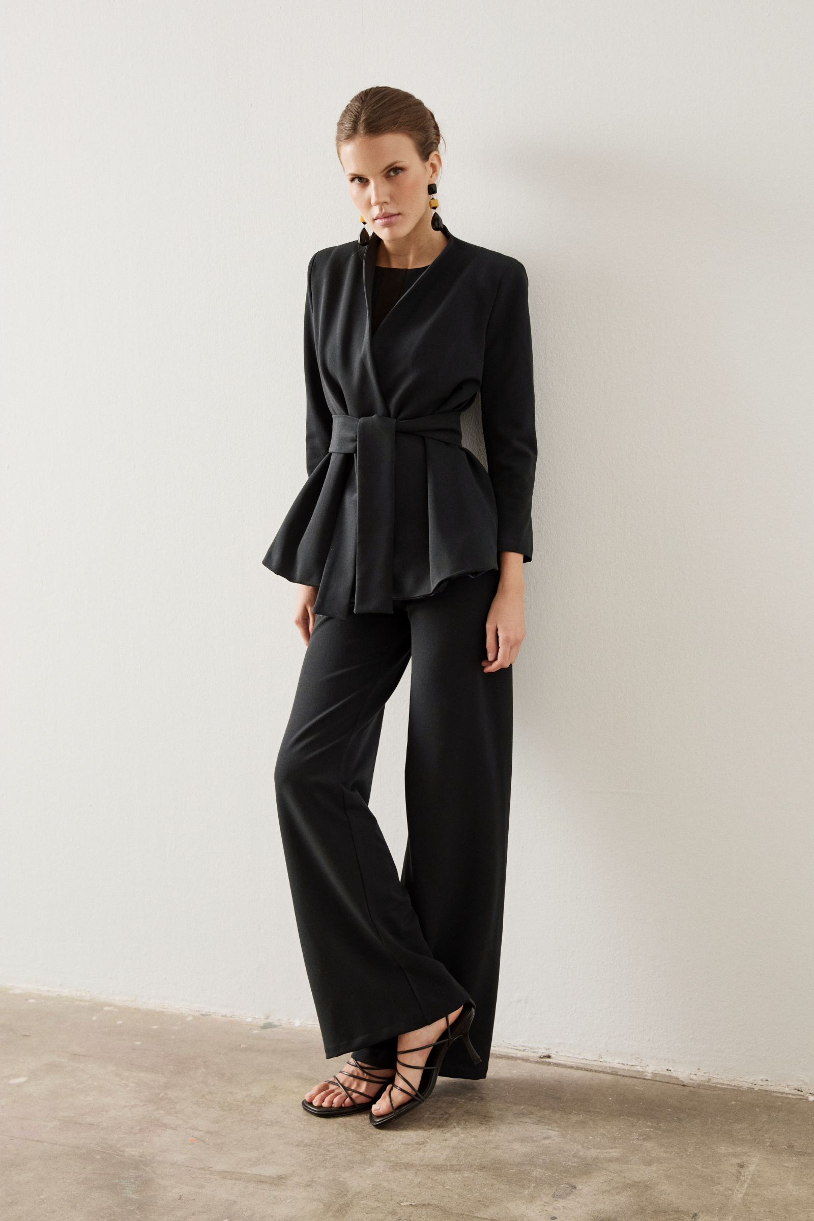 Pantalón en color azul marino con talle alto y pernera recta.