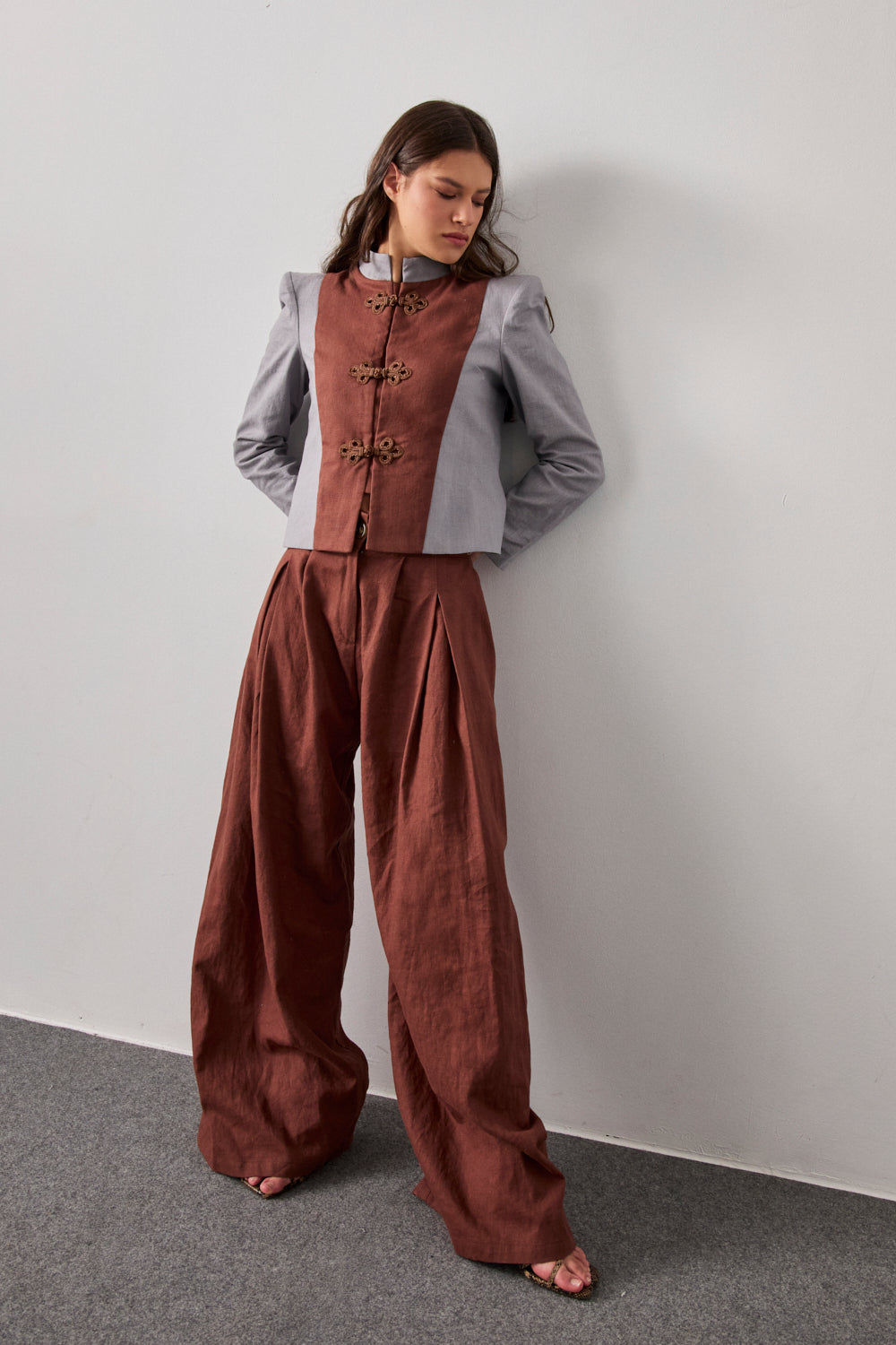 Pantalón palazzo de lino con pinza en color marrón. 