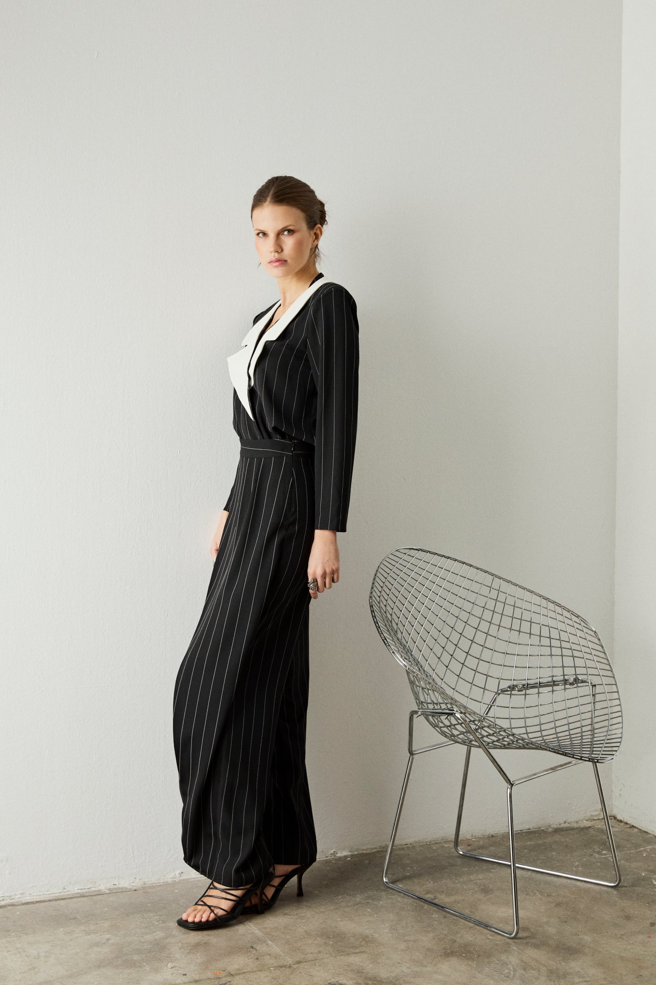 Pantalón de corte recto y talle alto con cinturilla en color negro con raya diplomática.