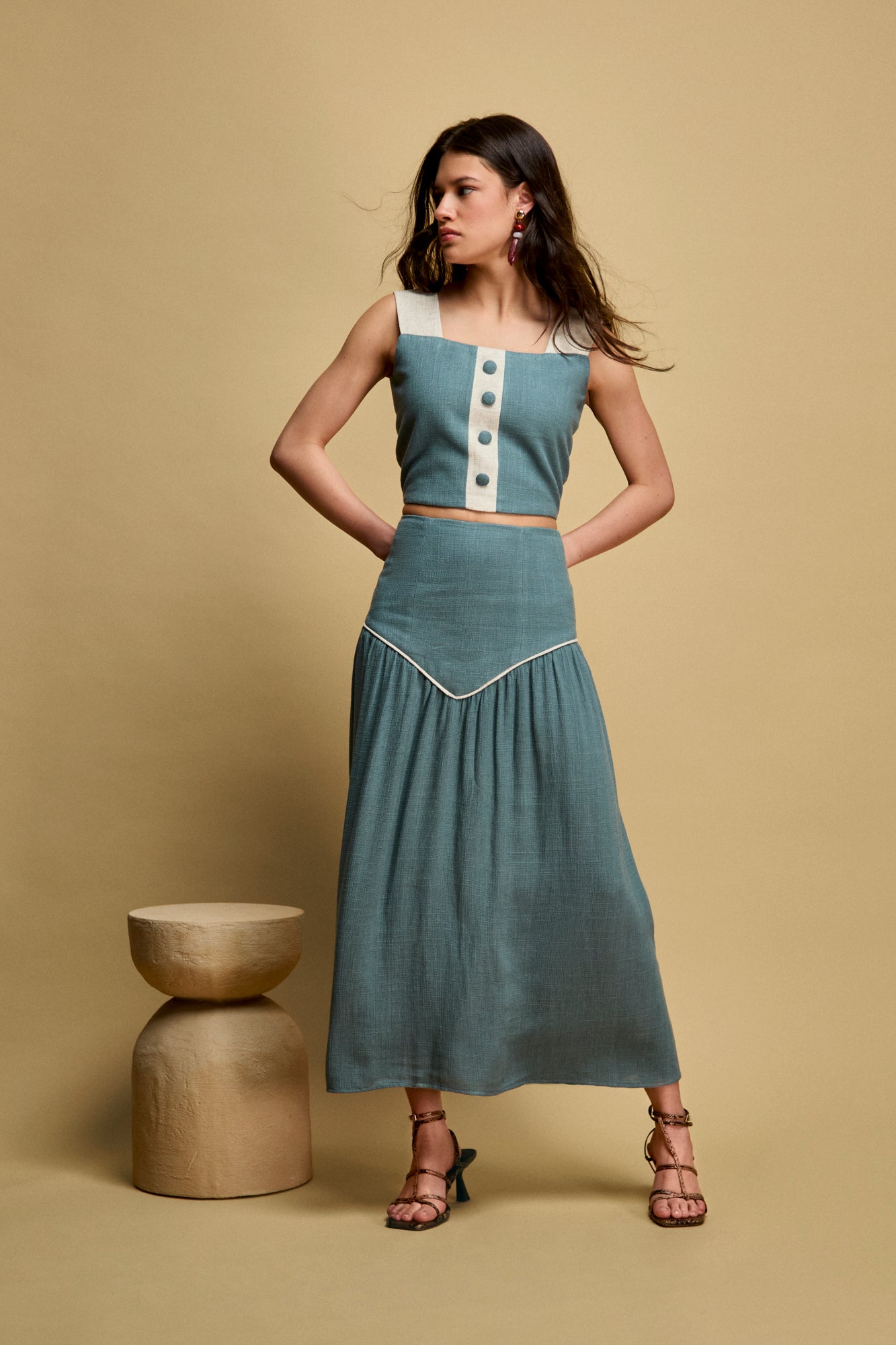 Crop top en celeste con tirantes a contraste y falsos botones forrados.