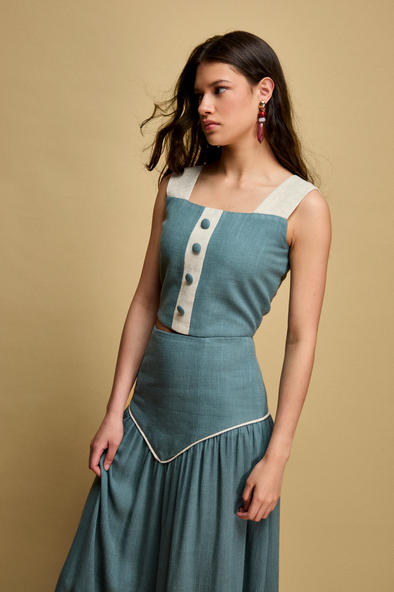 Crop top en celeste con tirantes a contraste y falsos botones forrados.