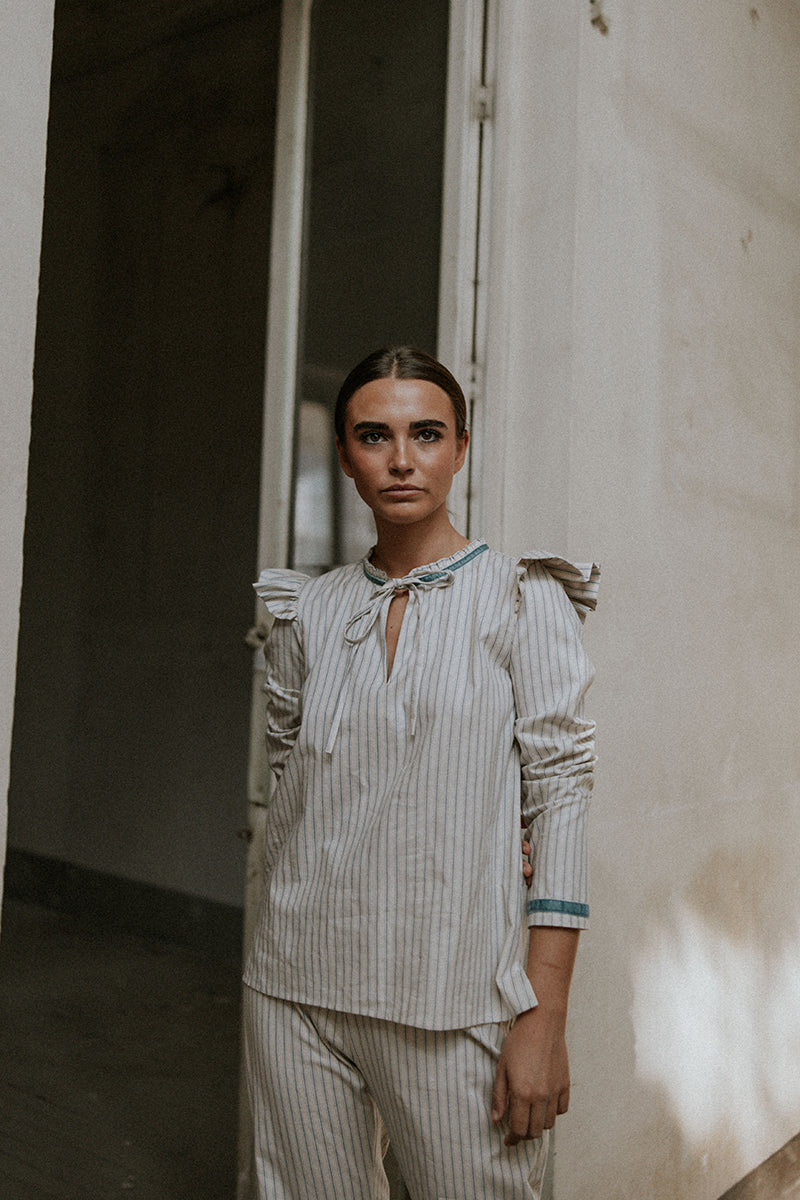 Pijama-de-rayas-azul-con-lazo-5