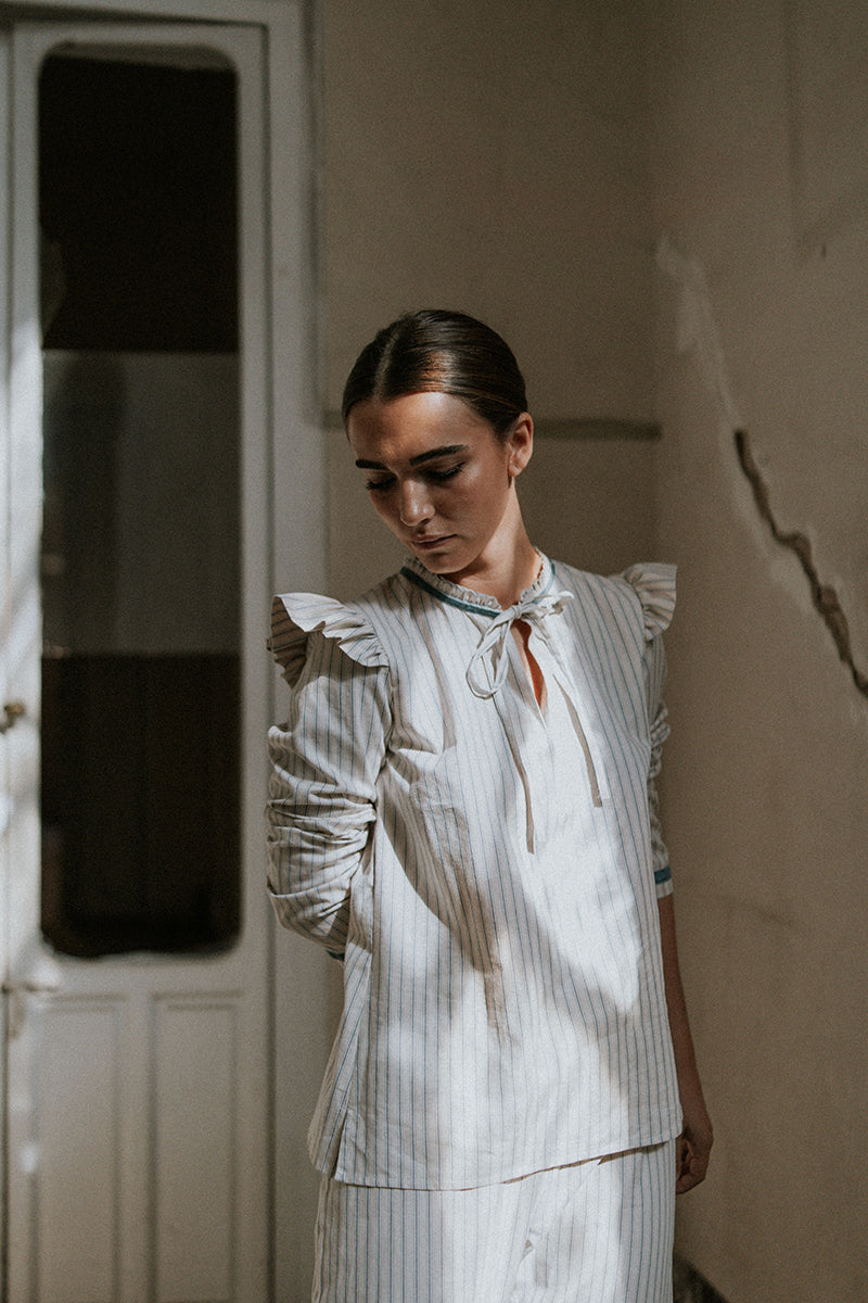 Pijama-de-rayas-azul-con-lazo-