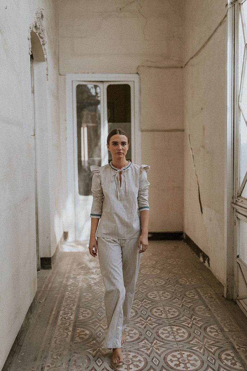 Pijama-de-rayas-azul-con-lazo-2