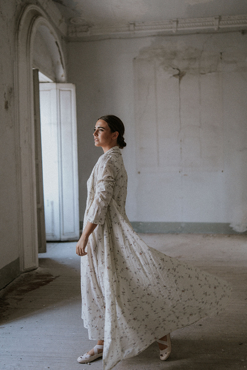 Bata-de-novia-blanca-con-flores-estampada-5