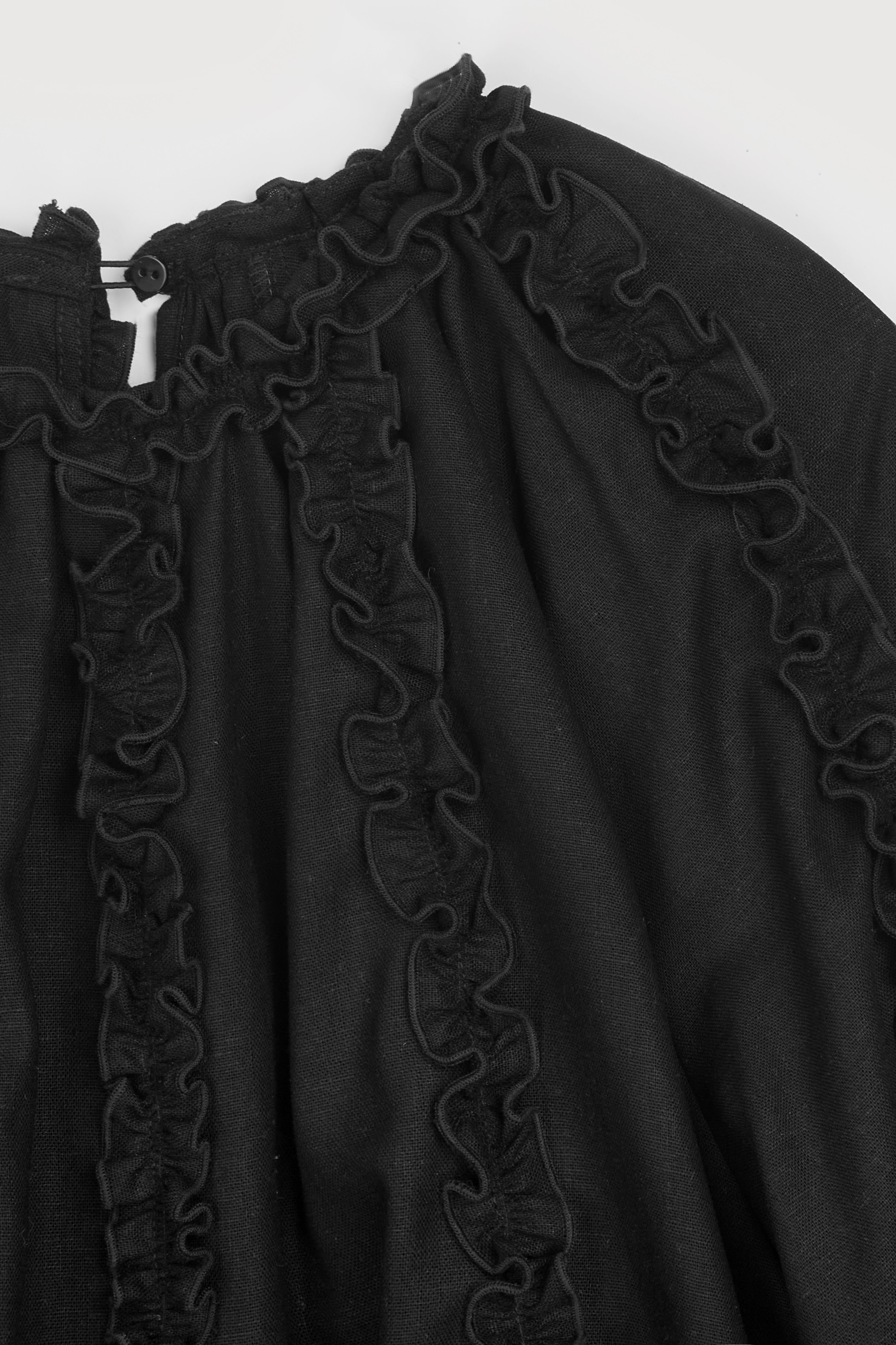 Blusa de lino negra con volantes fruncidos