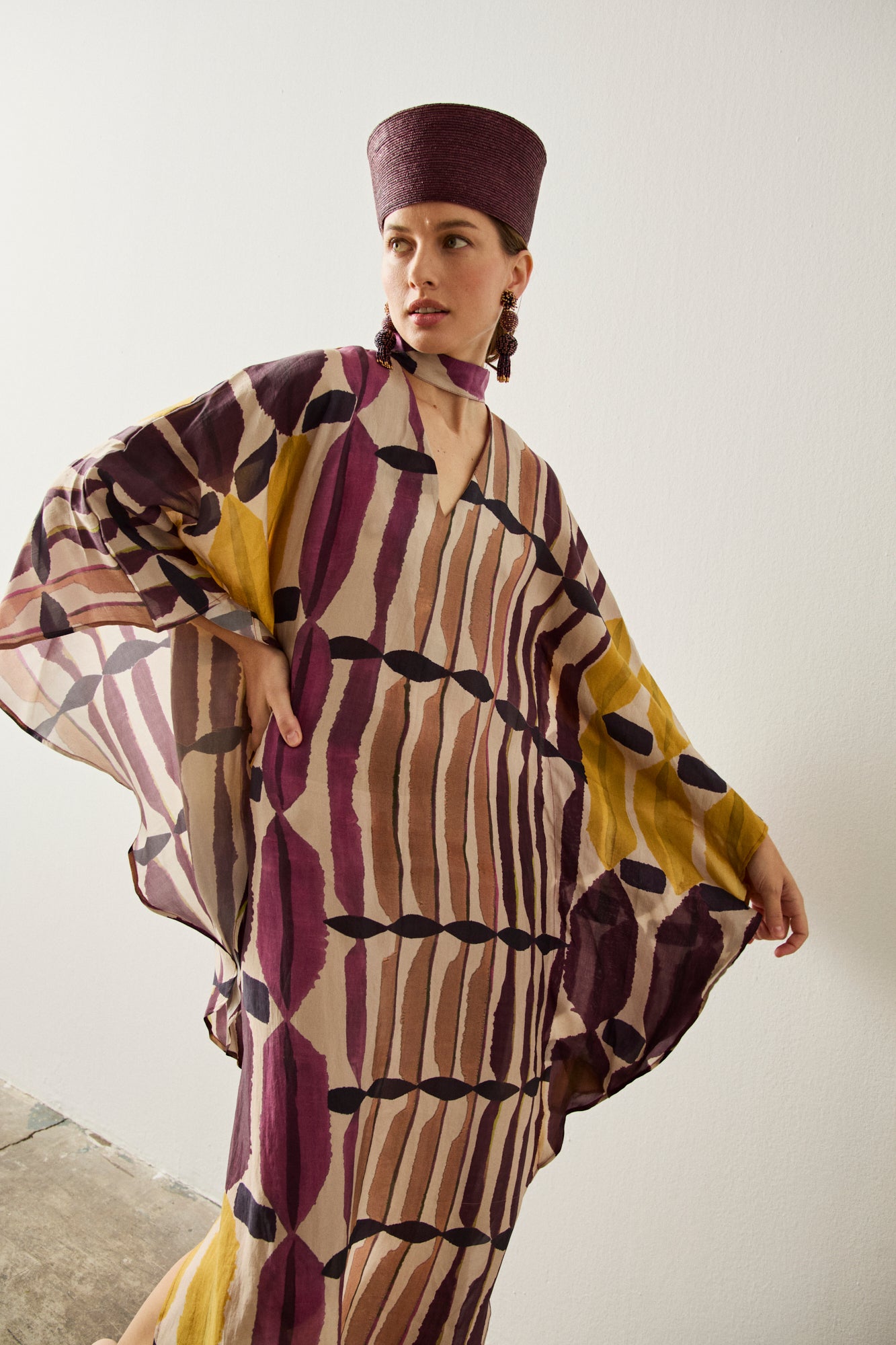 Vestido midi estampado fluido con cuello en v 