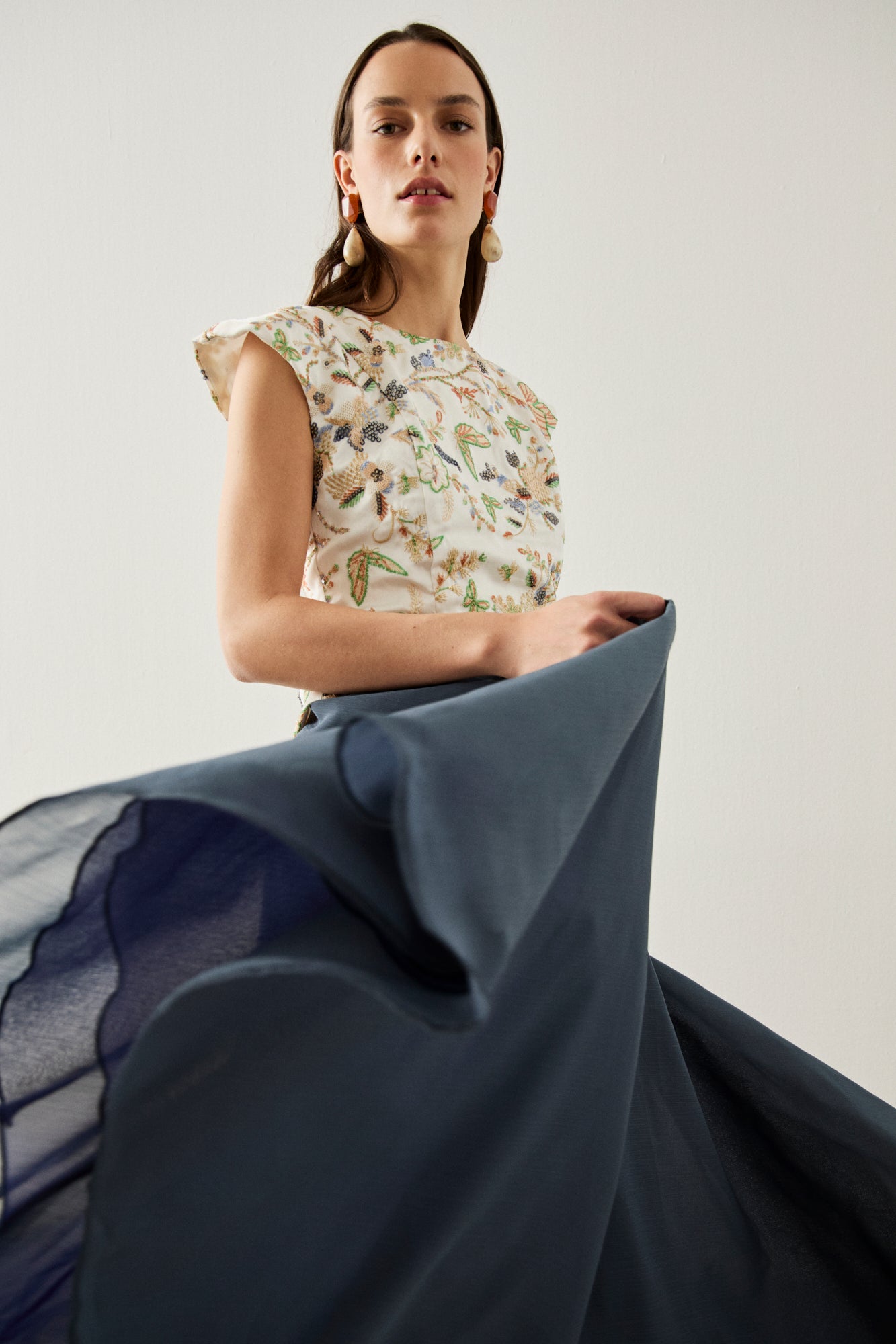 Vestido midi combinado con top bordado con pasamanería y falda de tul. 